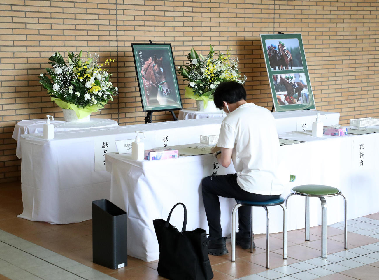 新潟競馬場に設置されたタイキシャトルの記帳台（撮影・鈴木正人）