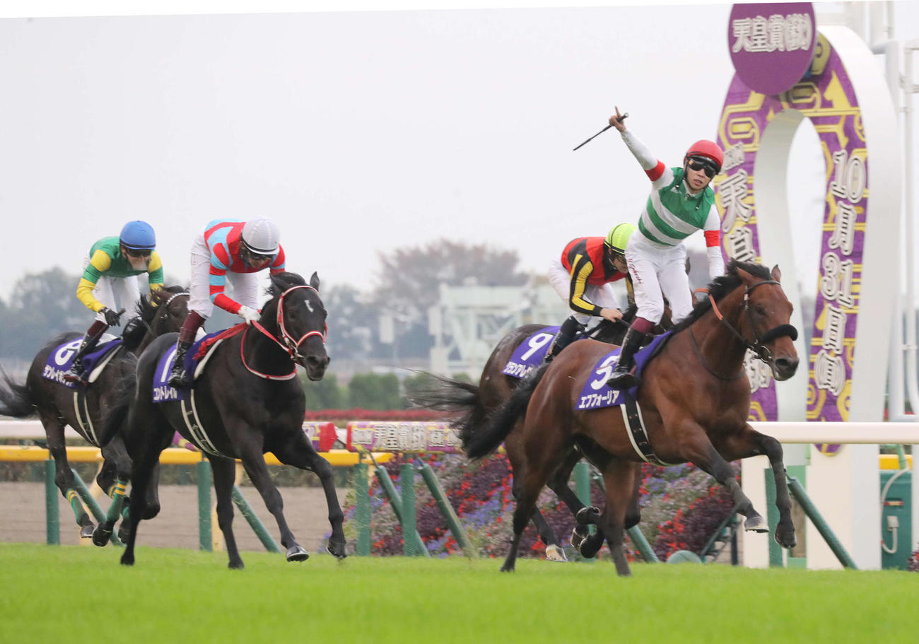 昨年の天皇賞・秋を制したエフフォーリアと横山武史騎手（右）（2021年10月31日撮影）