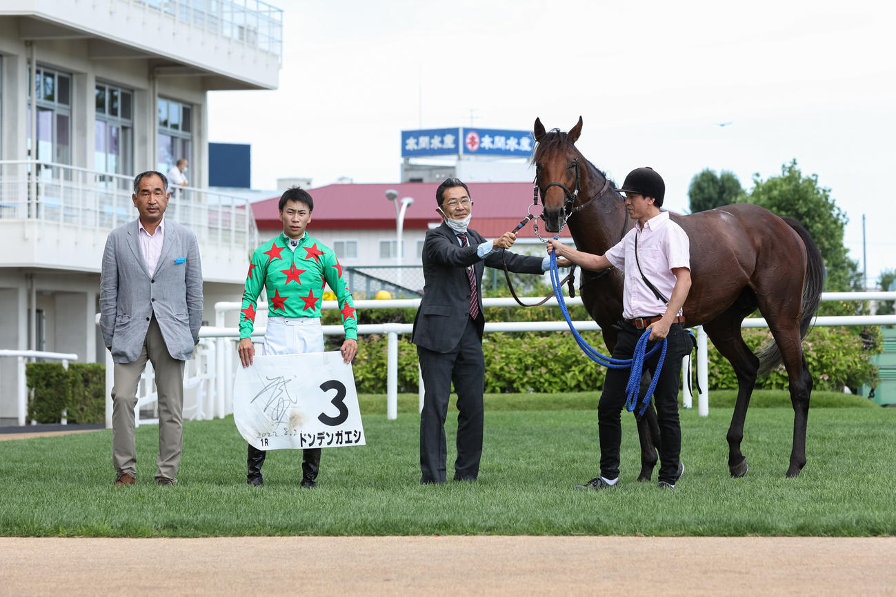 2歳未勝利を勝ち上がり口取り式に臨むドンデンガエシ（撮影・村野早祐）