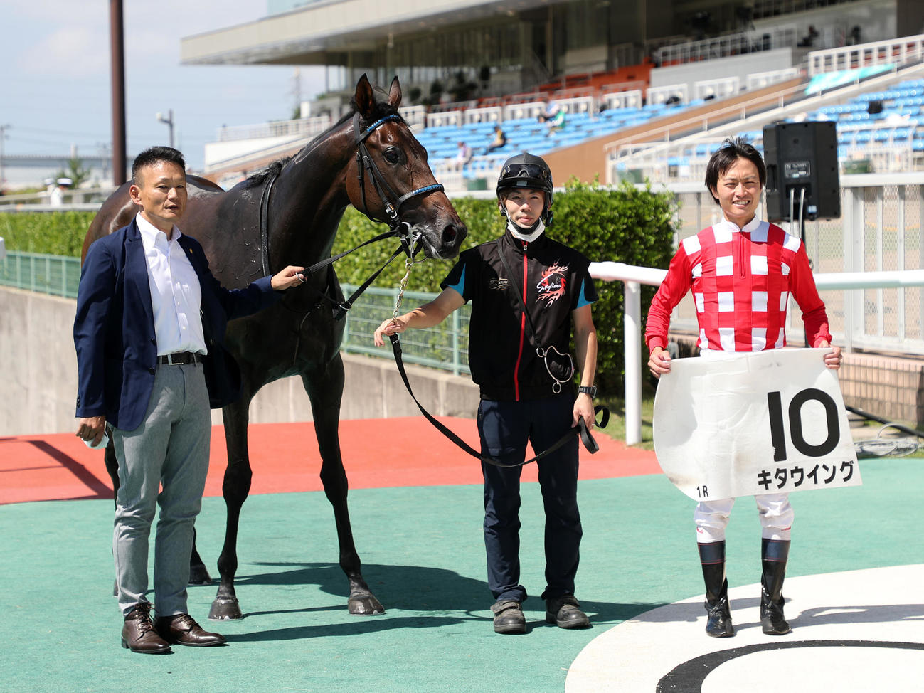 2歳未勝利を制したキタウイングと杉原誠人騎手（撮影・鈴木正人）