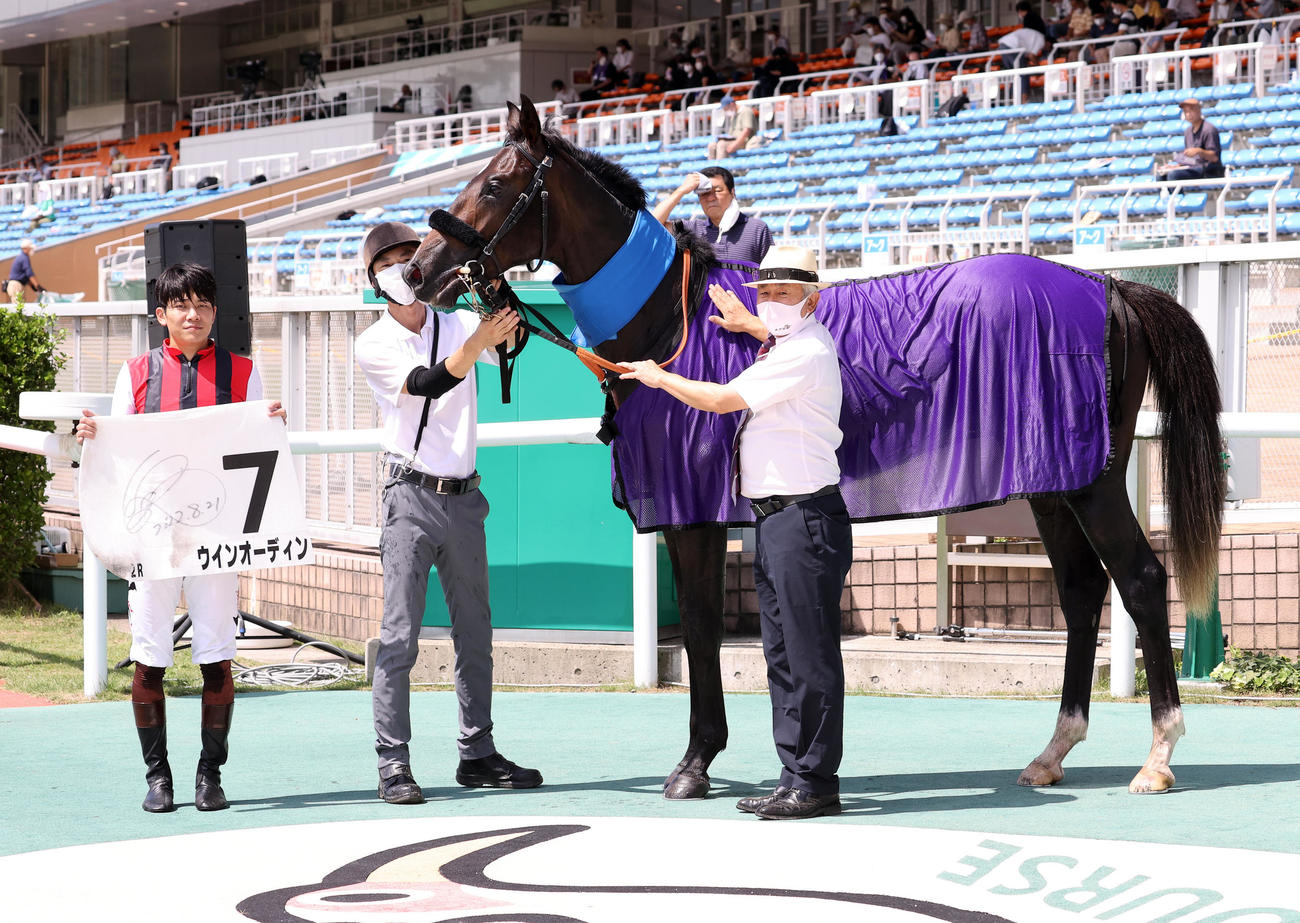 2歳未勝利を制したウインオーディンと三浦皇成騎手（撮影・鈴木正人）