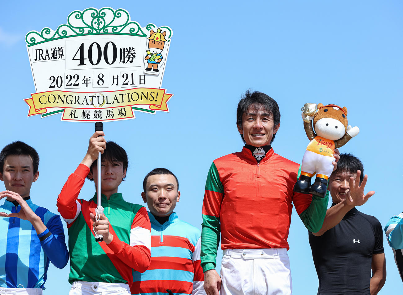 札幌3RでJRA通算400勝を達成した丹内祐次騎手（右から2人目）（撮影・村野早祐）