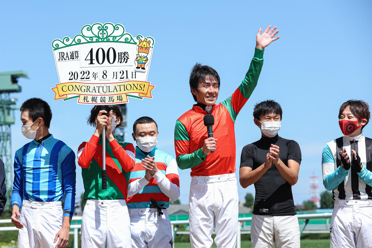 札幌3RでJRA通算400勝を達成した丹内祐次騎手（右から3人目）（撮影・村野早祐）