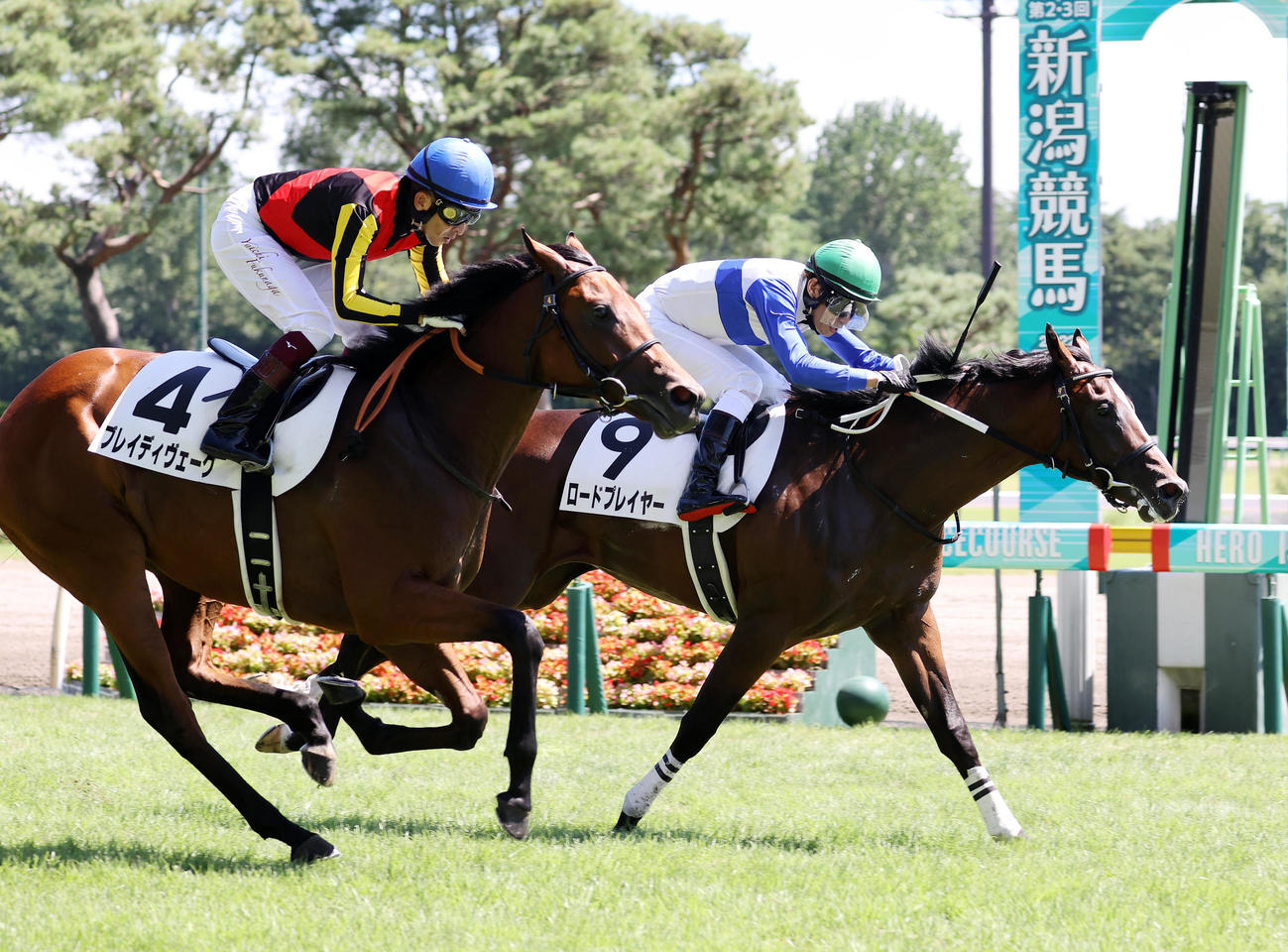 新馬戦を制したロードプレイヤー（右）と田辺裕信騎手（撮影・鈴木正人）