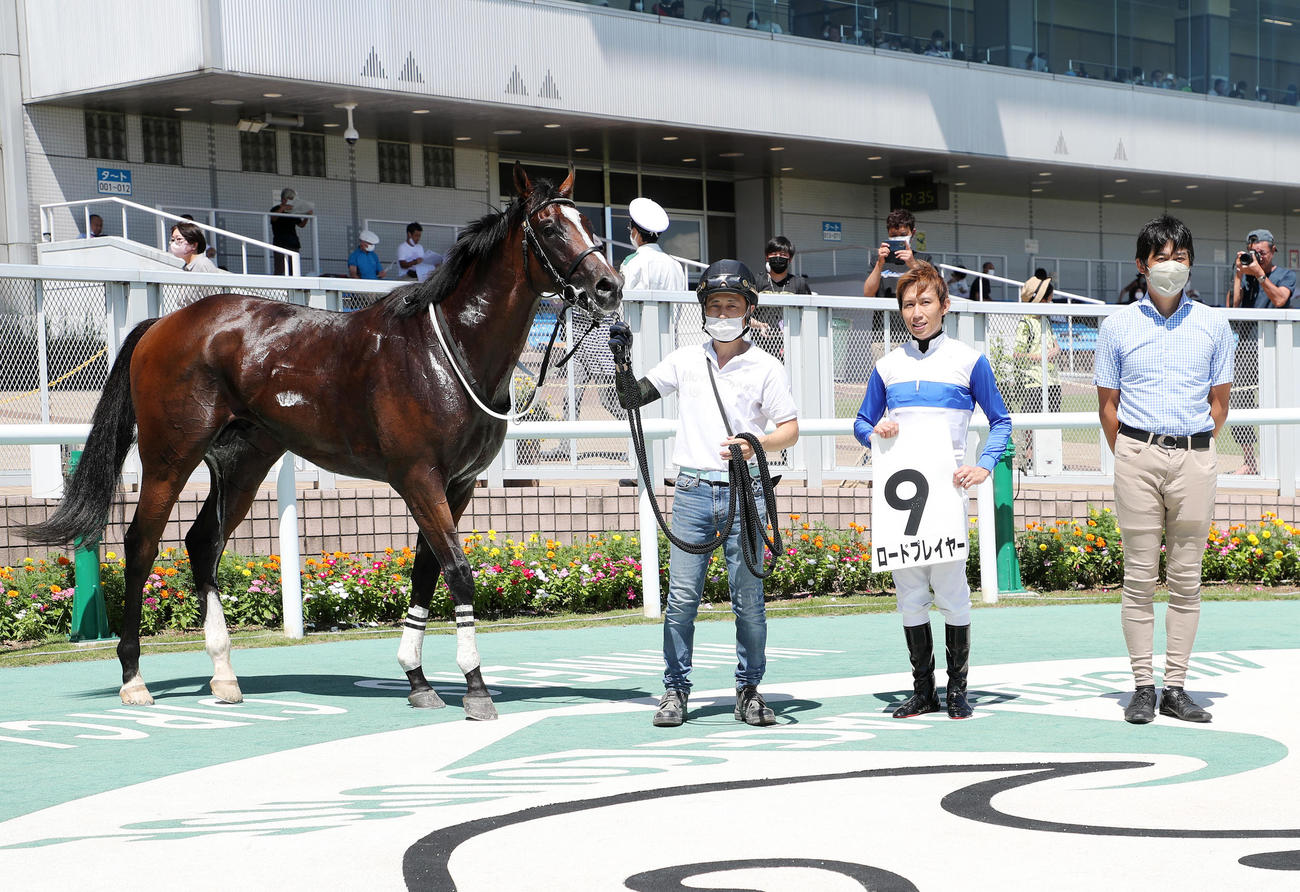 新馬戦を制したロードプレイヤーと田辺裕信騎手（撮影・鈴木正人）