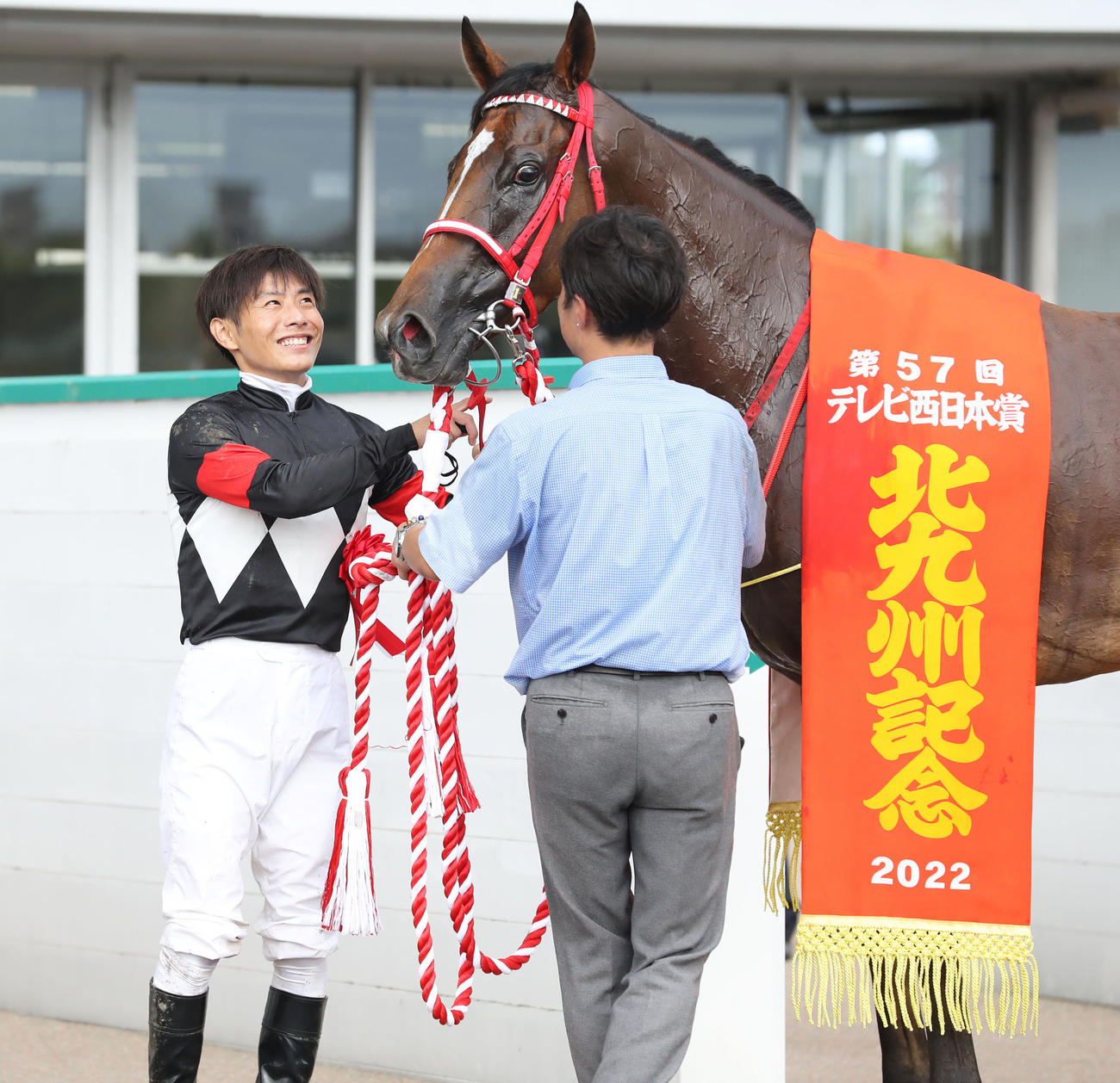 北九州記念を制したボンボヤージと川須栄彦騎手（撮影・屋方直哉）