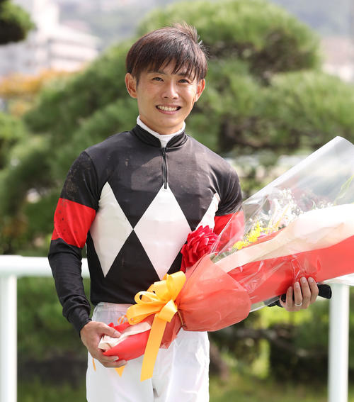 川須 栄彦騎手 100勝記念ブルゾン でかい
