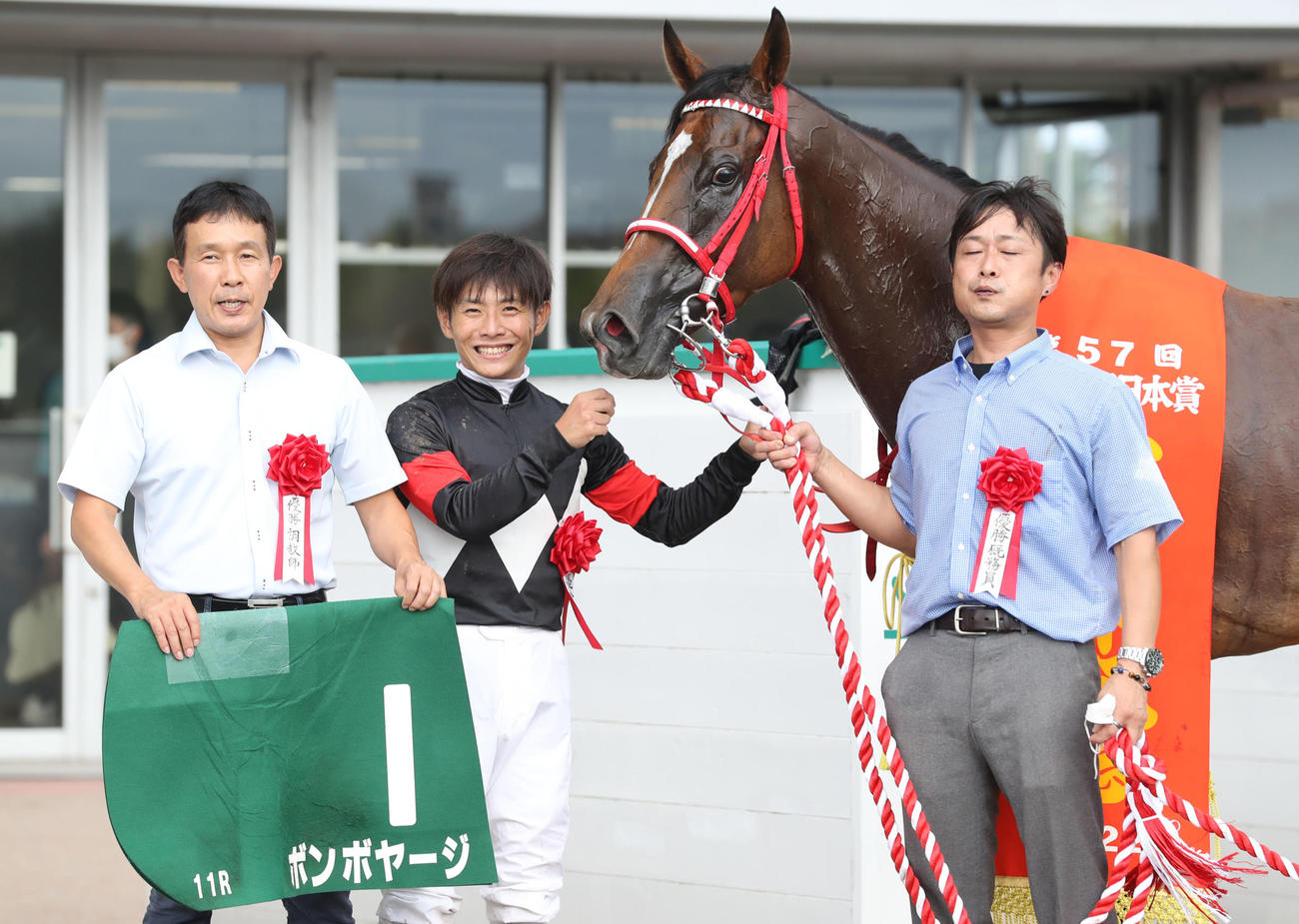 北九州記念を制したボンボヤージと川須栄彦騎手。左は梅田師（撮影・屋方直哉）