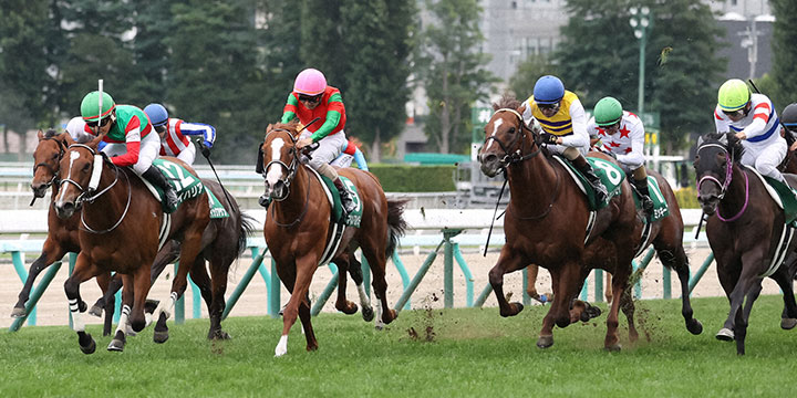 3番人気レイハリア（左）が、未勝利から4連勝を飾った（2021年、札幌競馬場）