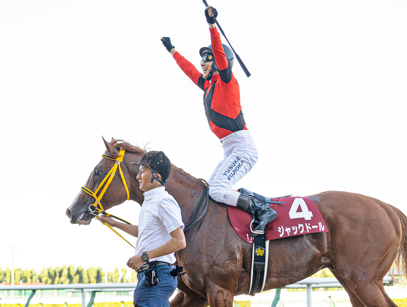 ジャックドールで札幌記念を制した藤岡佑騎手は馬上で大きくガッツポーズ（撮影・村野早祐）