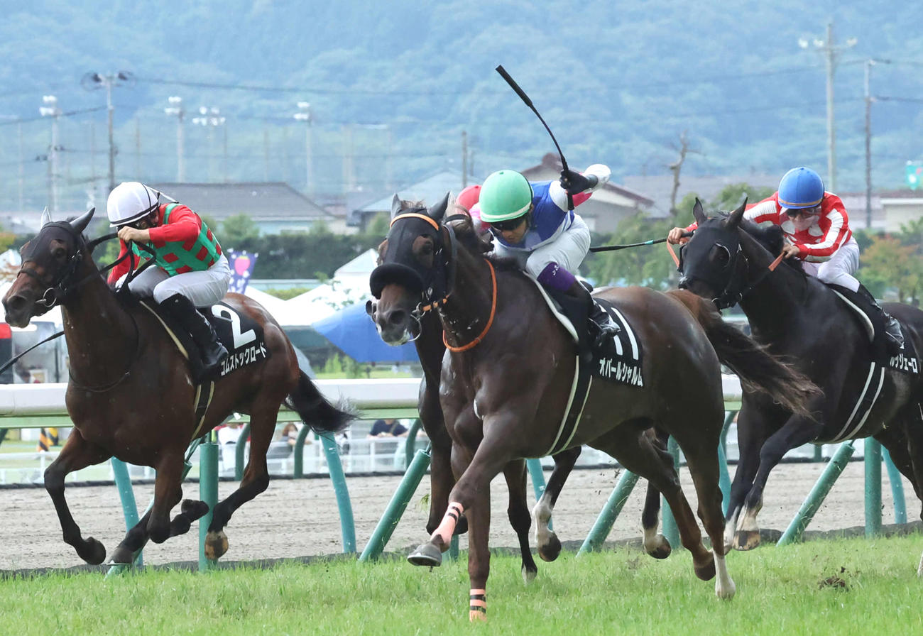 福島テレビOPを制したオパールシャルムと江田照男騎手（中央）（2022年7月17日撮影）
