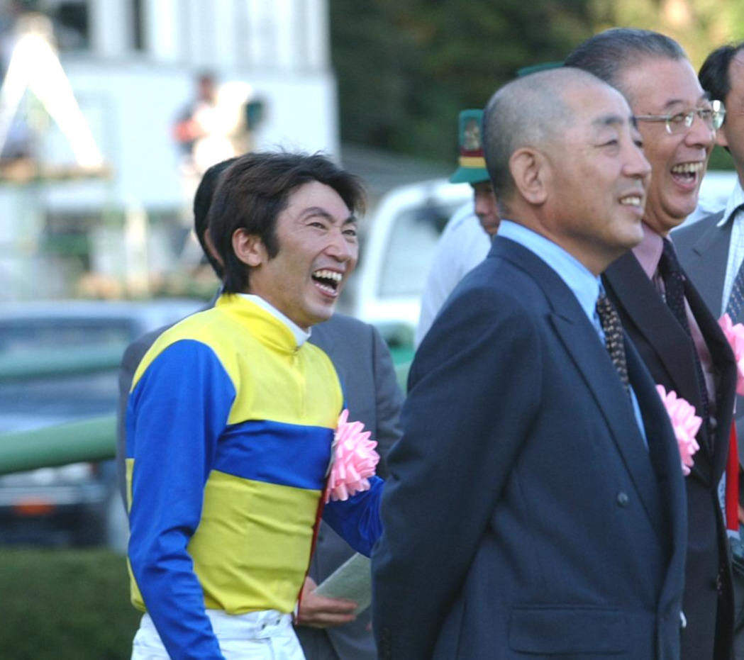 2003年9月、オールカマー表彰後に神戸新聞杯をターフビジョンで観戦する蛯名正義騎手と伊藤雄二さん