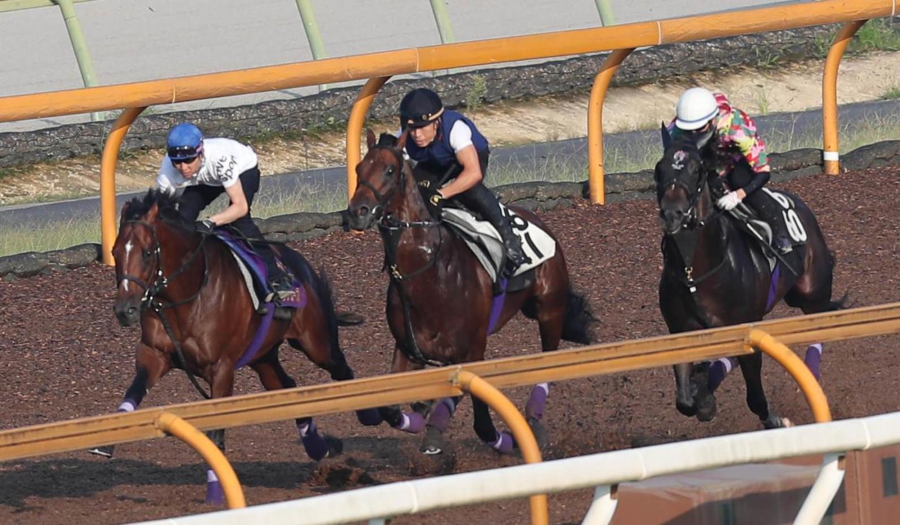 3頭併せで追い切ったドウデュース（左）