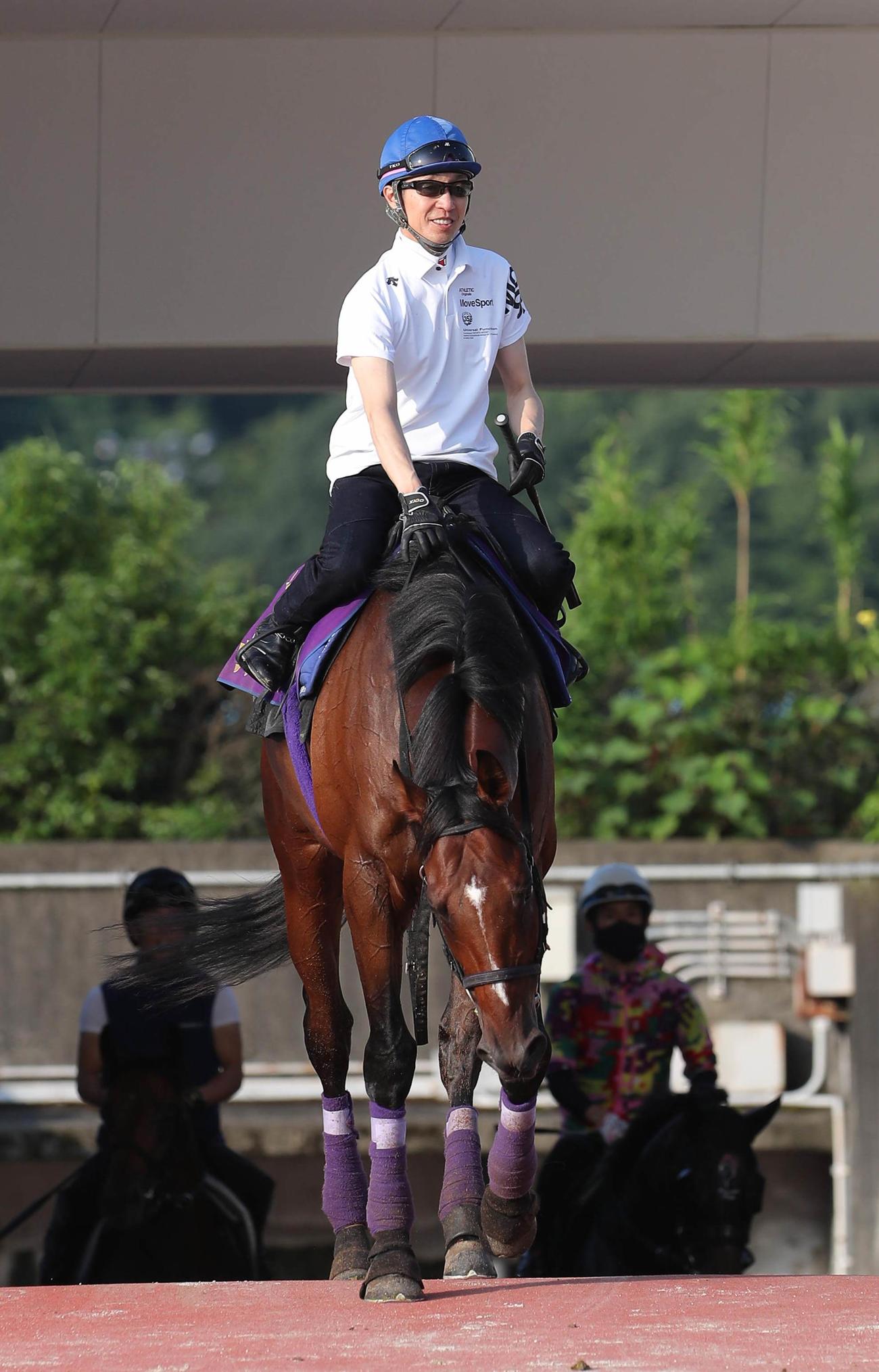 調教を終えた武豊騎手騎乗のドウデュース