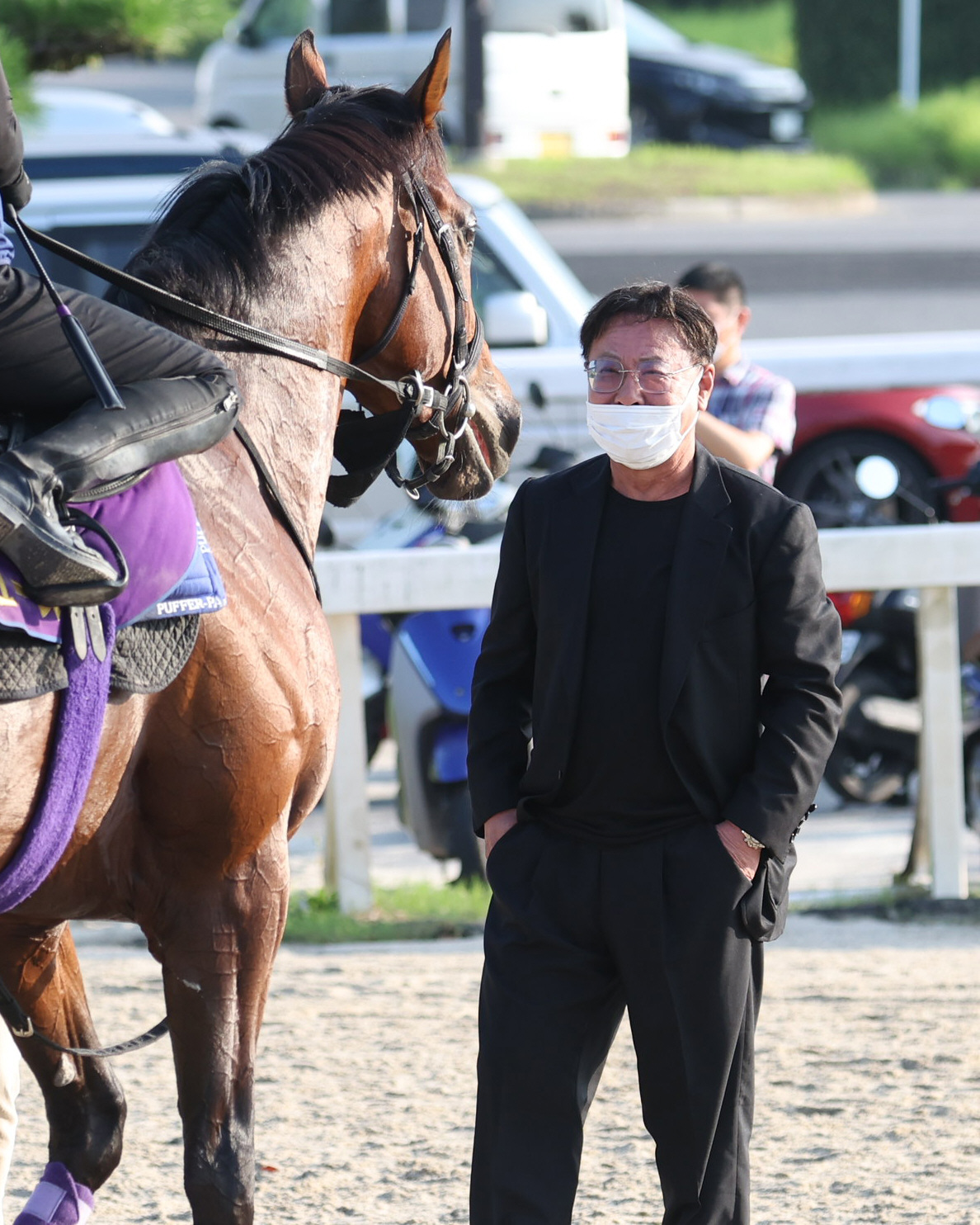 ドウデュースを笑顔で迎える松島オーナー