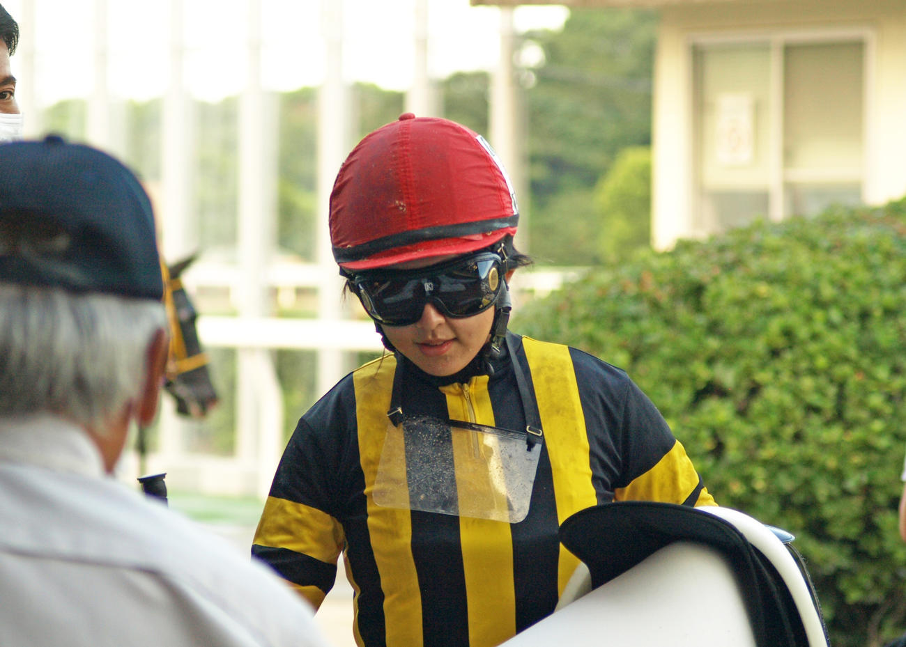 佐賀で初騎乗の今村騎手は、JRA交流サマーカップ2着で残念そうに引き揚げる（撮影・宇佐見英治）