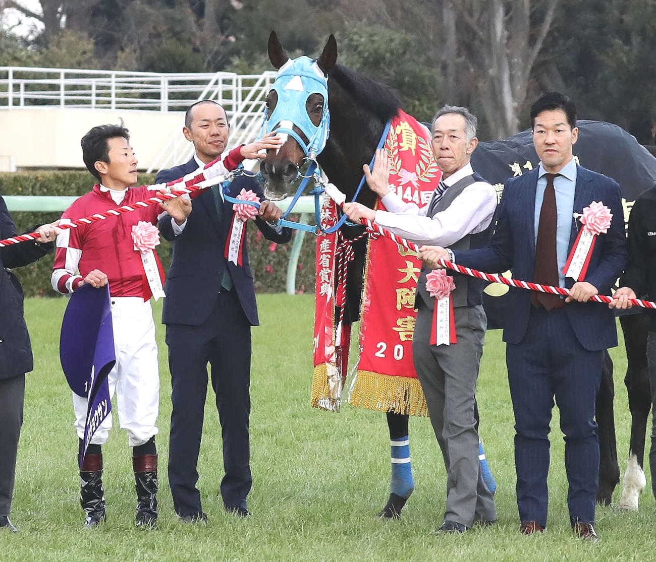 オジュウチョウサンで21年中山大障害を制した石神騎手（左）