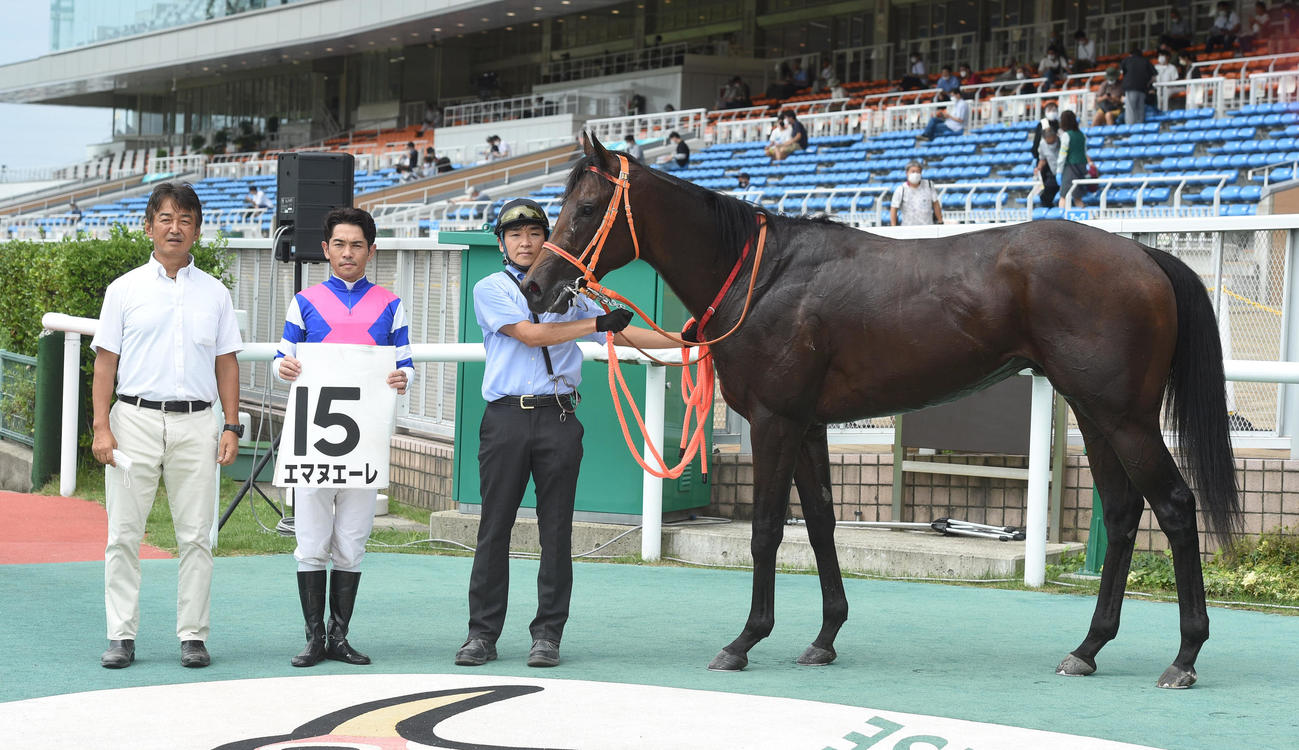 新潟1R、1着エマヌエールと戸崎圭太騎手、左は平田修調教師（撮影・柴田隆二）