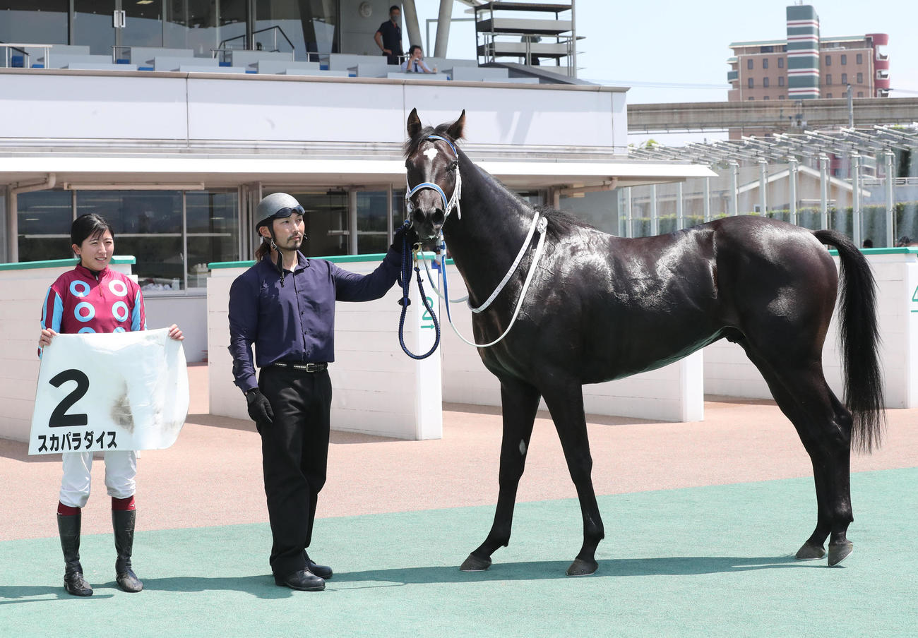 5R 2歳新馬　スカパラダイスで1着となった今村聖奈騎手（撮影・梅根麻紀）