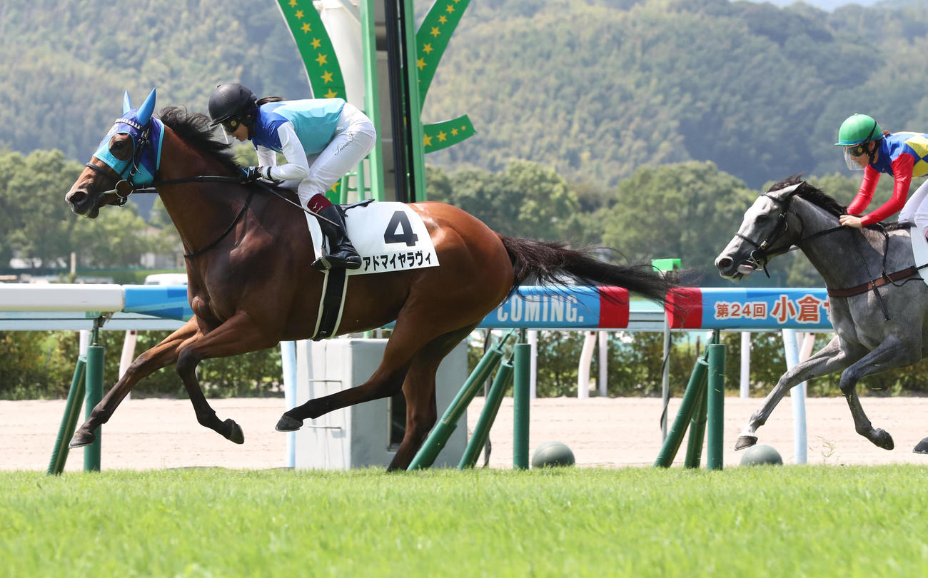 6R 3歳未勝利　1着4番アドマイヤラヴィと今村聖奈騎手は直線を抜け出しそのまま逃げ切ってゴール