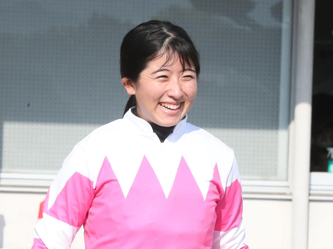 12Rをハッピーオーサムで制し、笑顔の今村聖奈騎手（撮影・梅根麻紀）