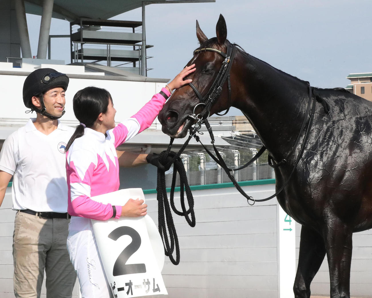 小倉12Rを制したハッピーオーサムの頭をなでてねぎらう今村聖奈騎手（撮影・梅根麻紀）