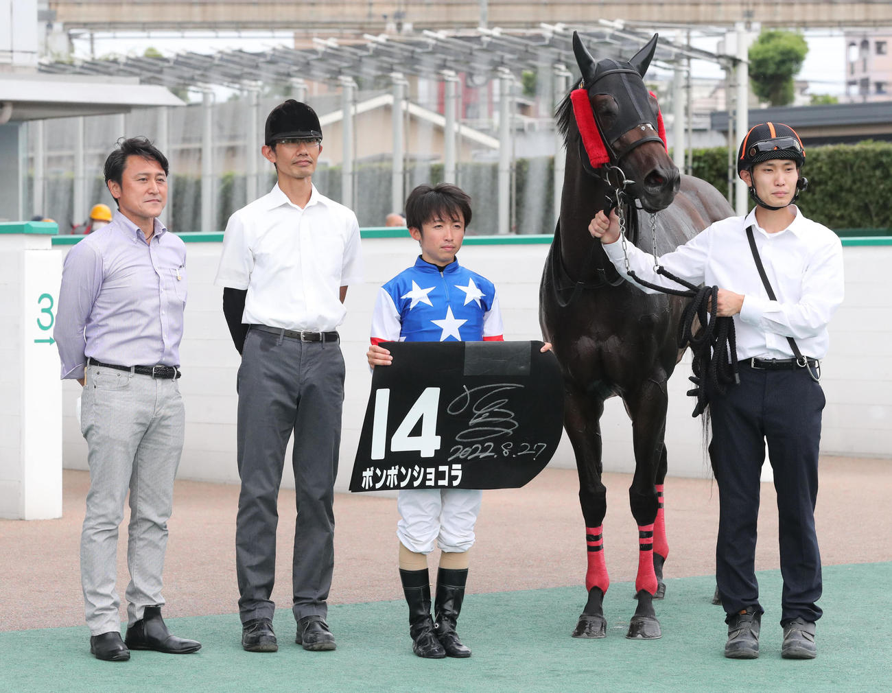 1着ボンボンショコラと松若風馬騎手（撮影・梅根麻紀）