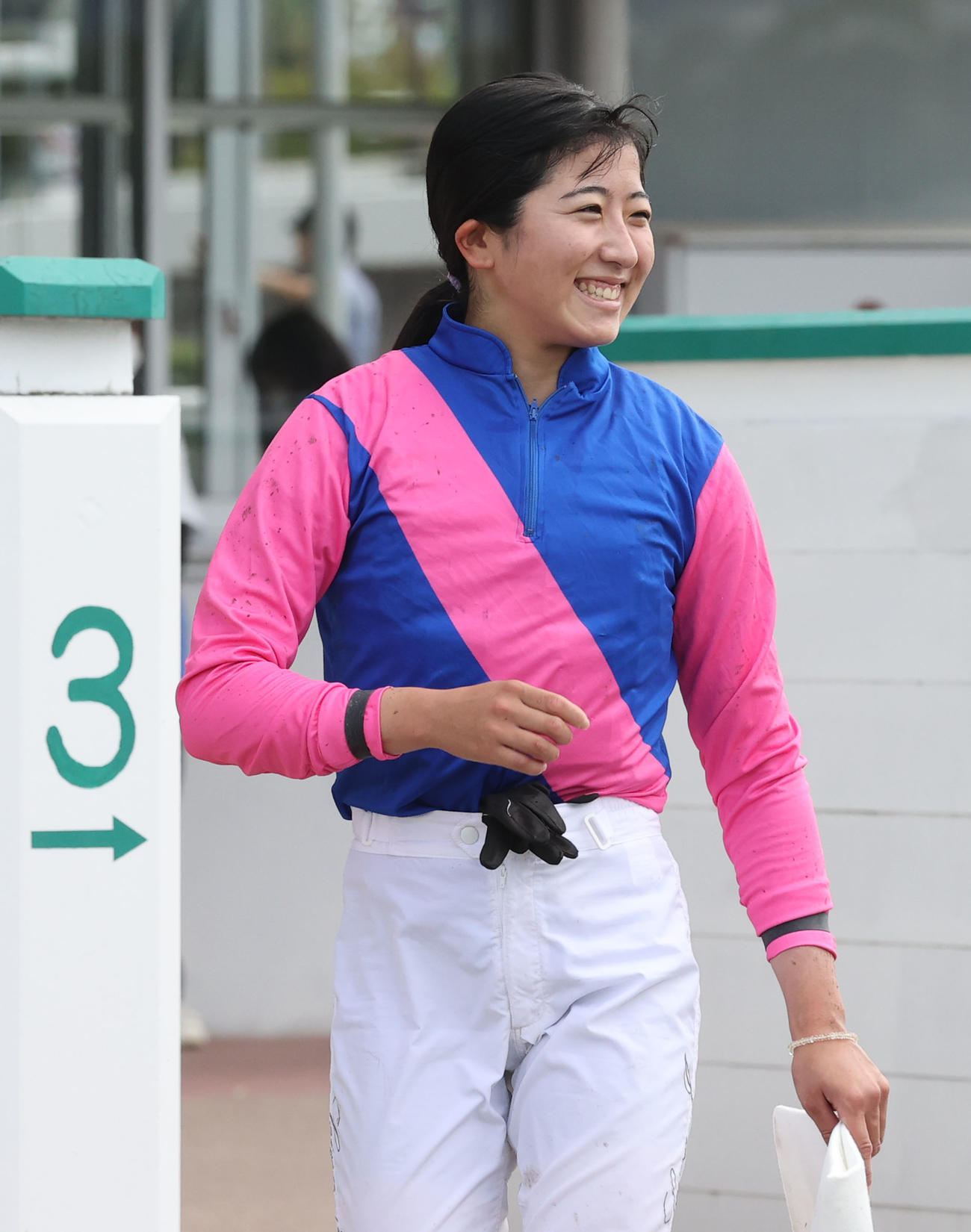 メイショウブレゲで1着となった今村聖奈騎手は笑顔（撮影・梅根麻紀）