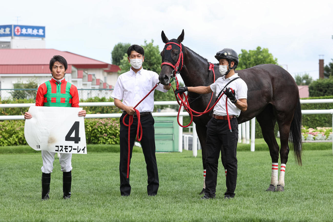 札幌1R　2歳未勝利を制し口取り式を行うコスモフーレイ（撮影・村野早祐）