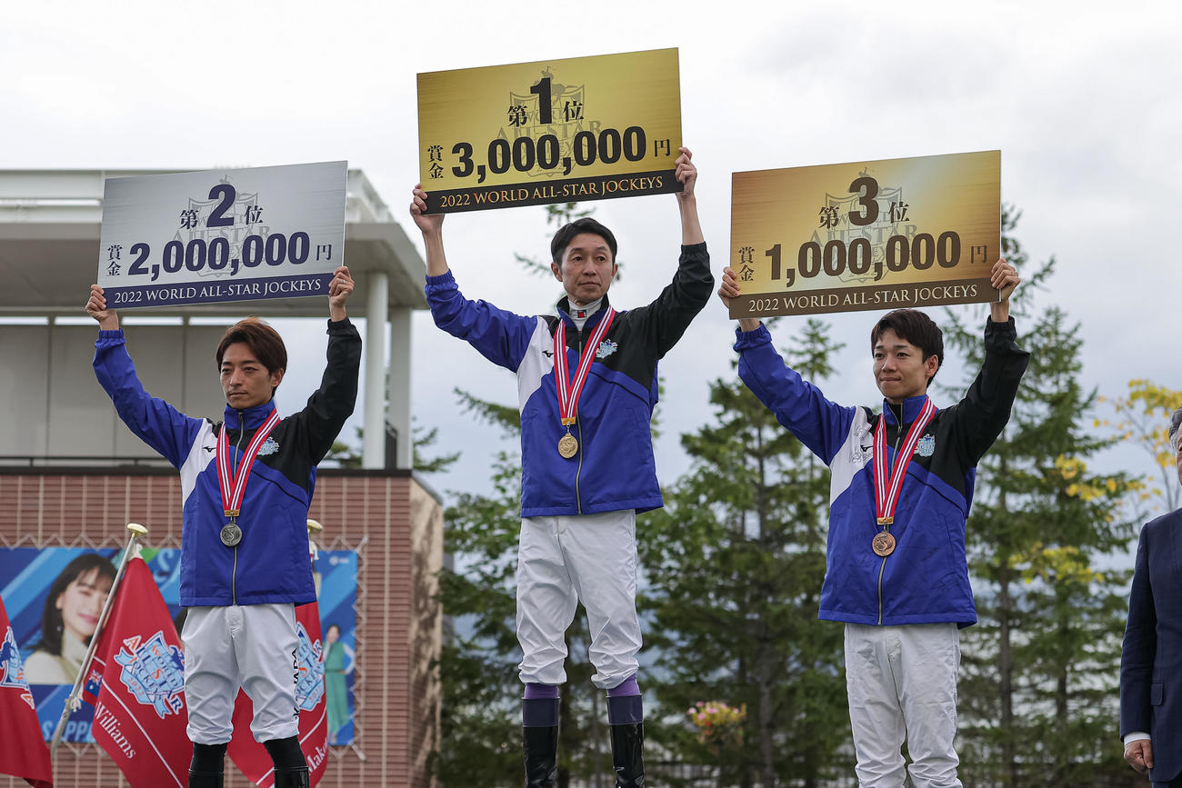 2022WASJで総合優勝に輝いた武豊騎手（中）と同2位の川田騎手（左）、同3位の松山騎手（右）（撮影・村野早祐）