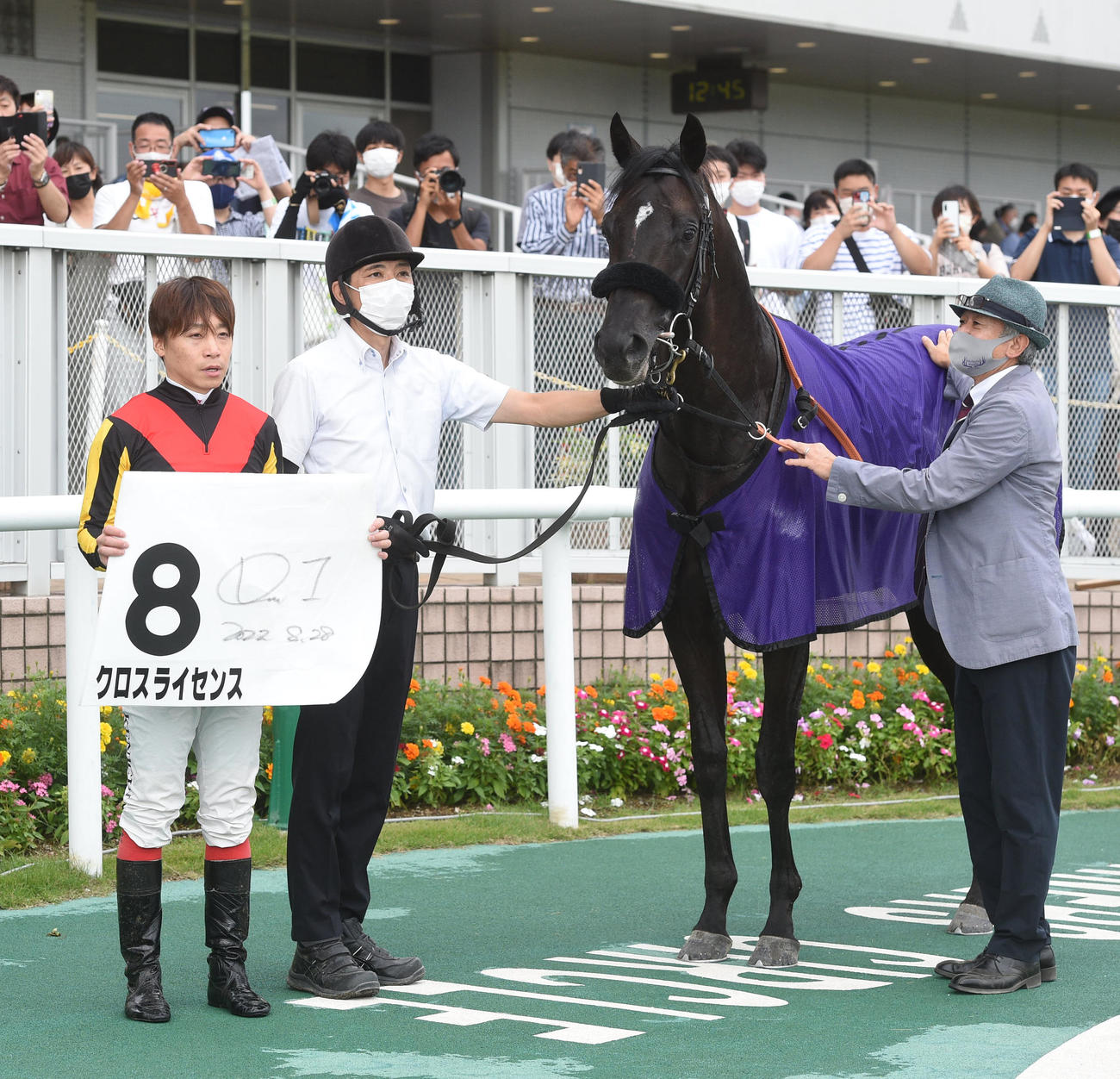 5R、新馬戦を制したクロスライセンスと池添騎手（撮影・柴田隆二）
