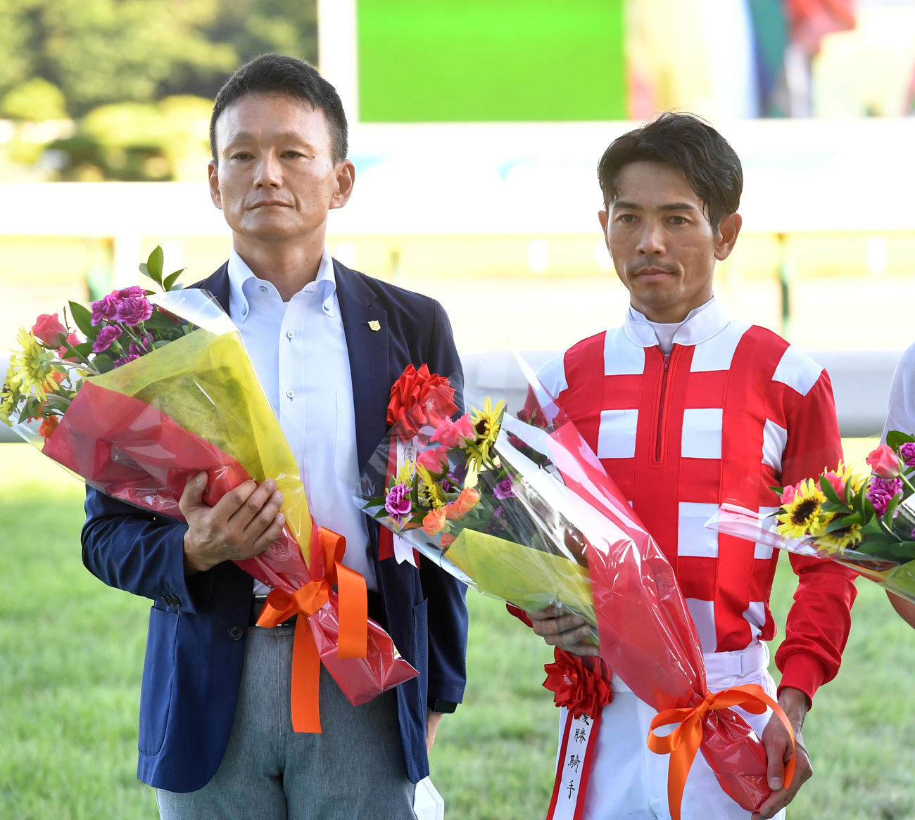 新潟2歳Sを制したキタウイングの戸崎騎手（右）と小島調教師（撮影・柴田隆二）