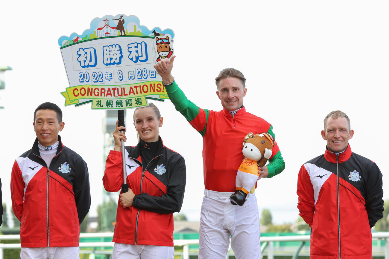 札幌12Rを勝利しJRA初勝利をあげたバシュロ騎手（右から2人目）（撮影・村野早祐）
