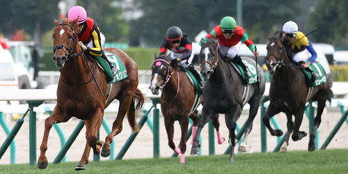 1番人気ジオグリフが、直線で後続を突き放し重賞初制覇(2021年、札幌競馬場)