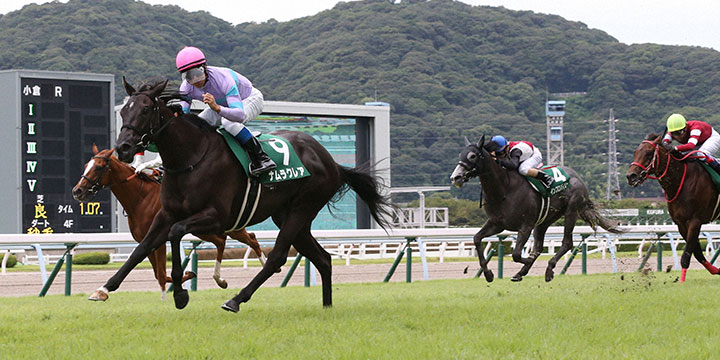 ナムラクレアが、直線で大外を伸びて突き抜けた（2021年、小倉競馬場）
