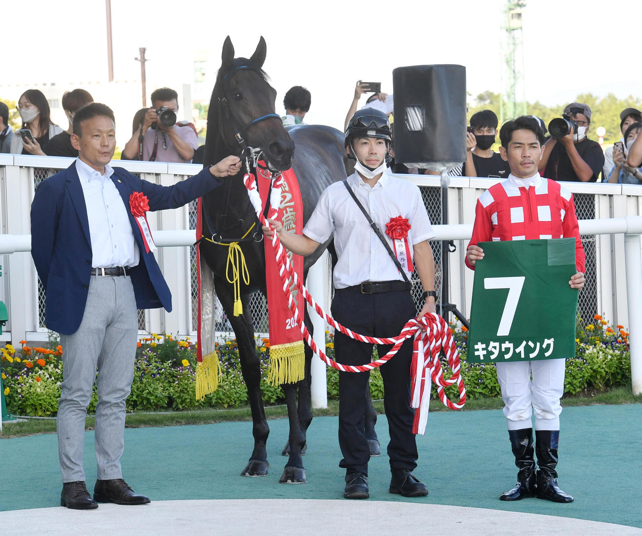 新潟2歳Sを制したキタウイングと戸崎騎手（右）、左は小島調教師（撮影・柴田隆二）