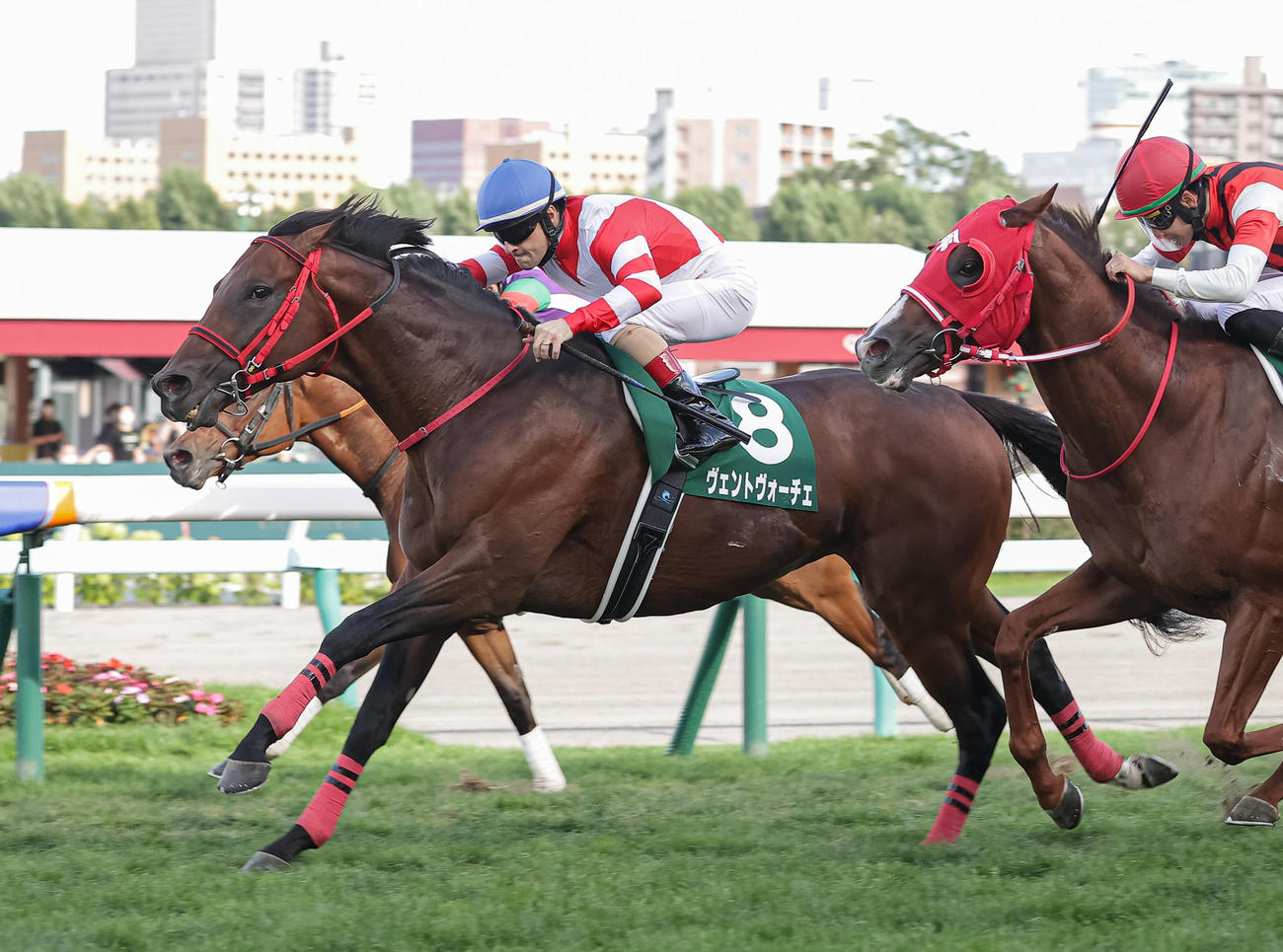 C・ルメール騎手のヴェントヴォーチェ（左）がキーンランドCを制した（撮影・村野早祐）