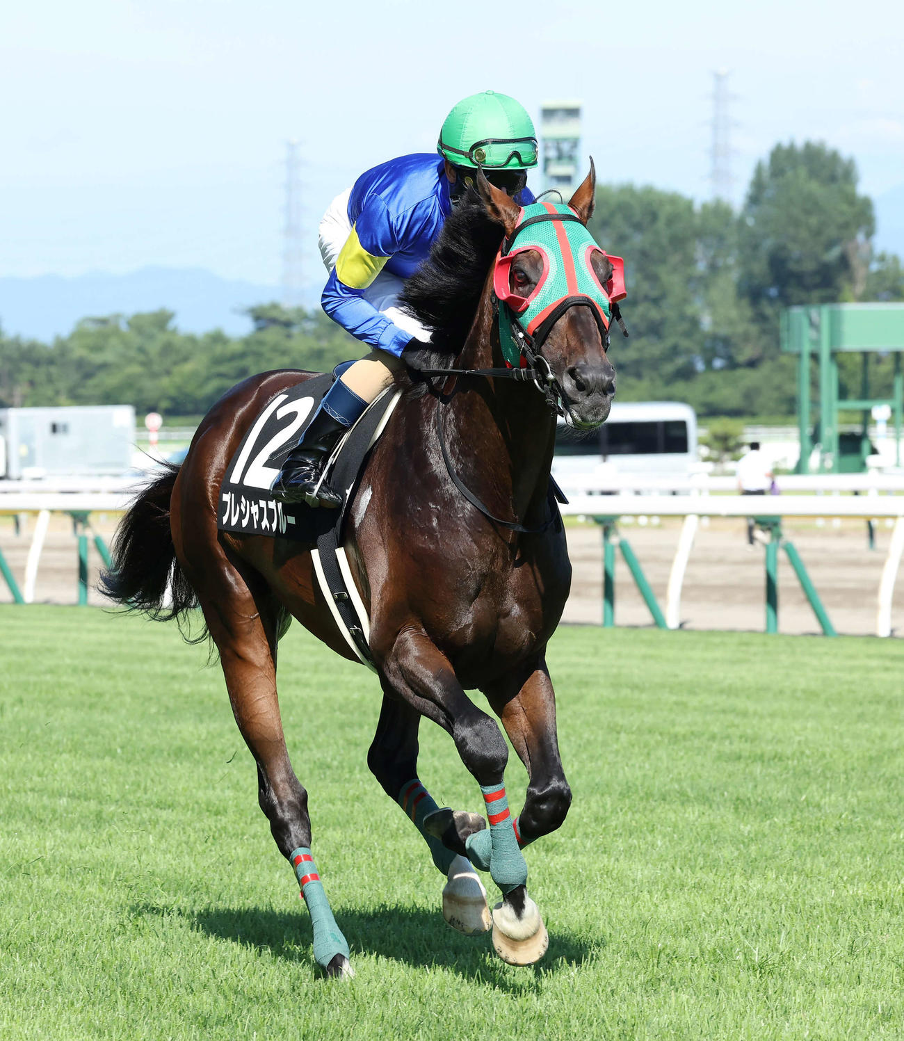 プレシャスブルーとM・デムーロ騎手（2022年7月30日撮影）