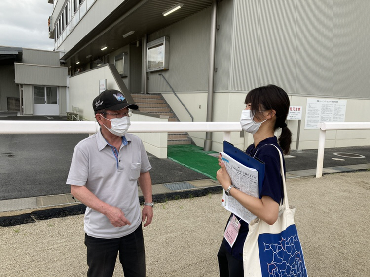 ナイスネイチャについて松永昌師（左）を取材する下村記者（撮影・太田尚樹）