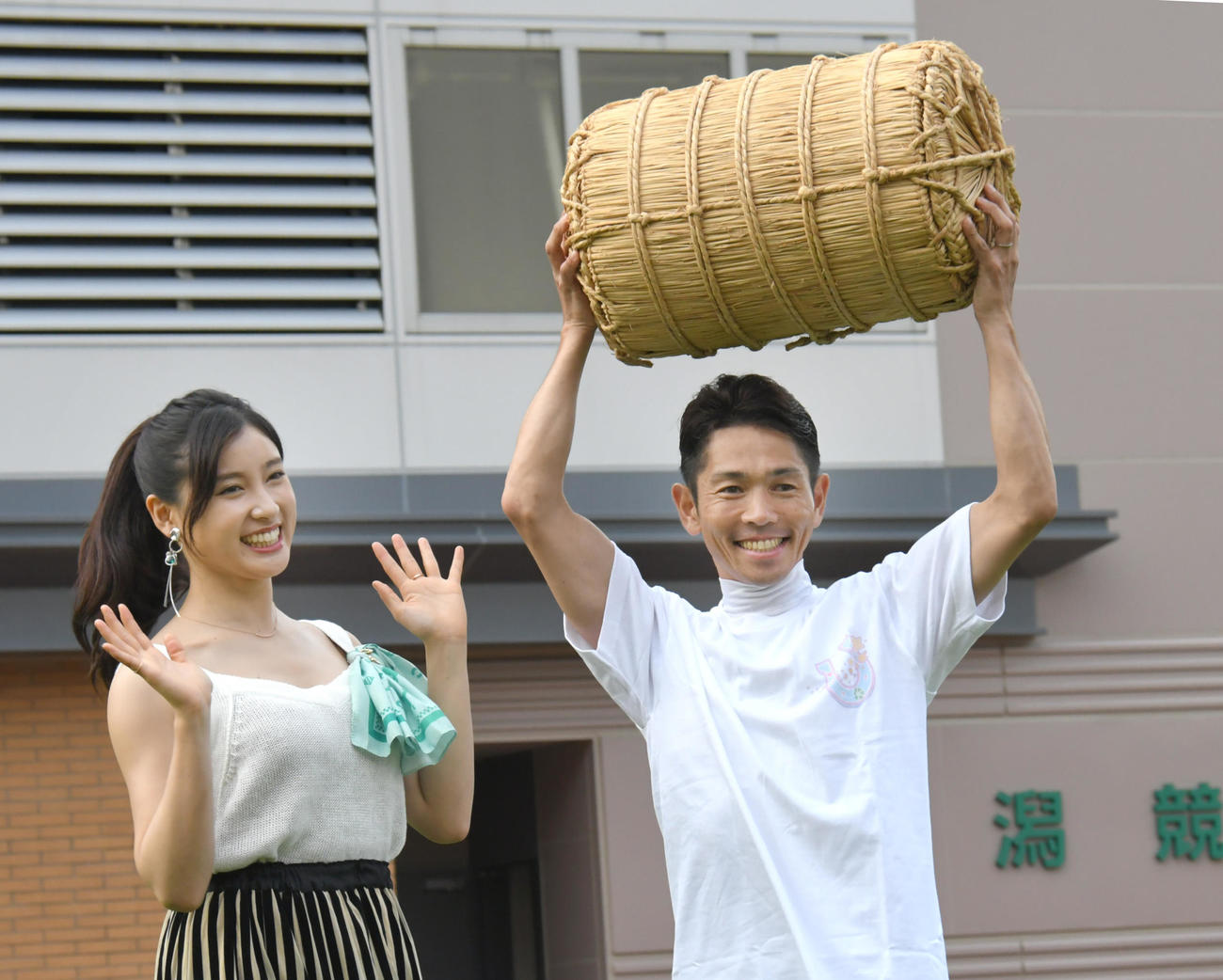 19年、夏の新潟リーディングジョッキーに輝いた戸崎騎手は副賞のお米を手にニッコリ。左は土屋太鳳