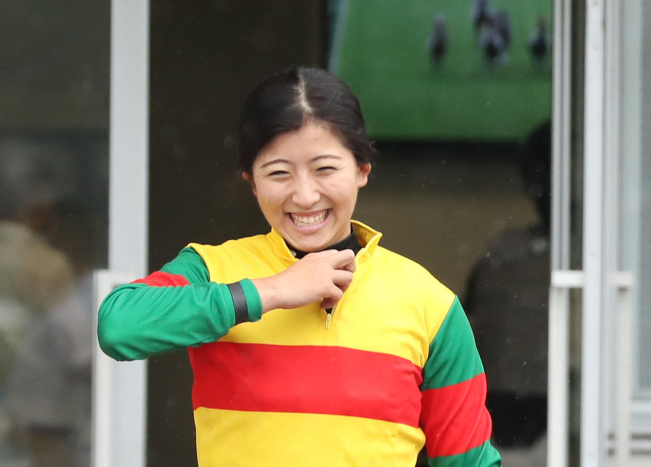 小倉4R、3歳未勝利を制し、笑顔を見せる今村聖奈騎手（撮影・屋方直哉）