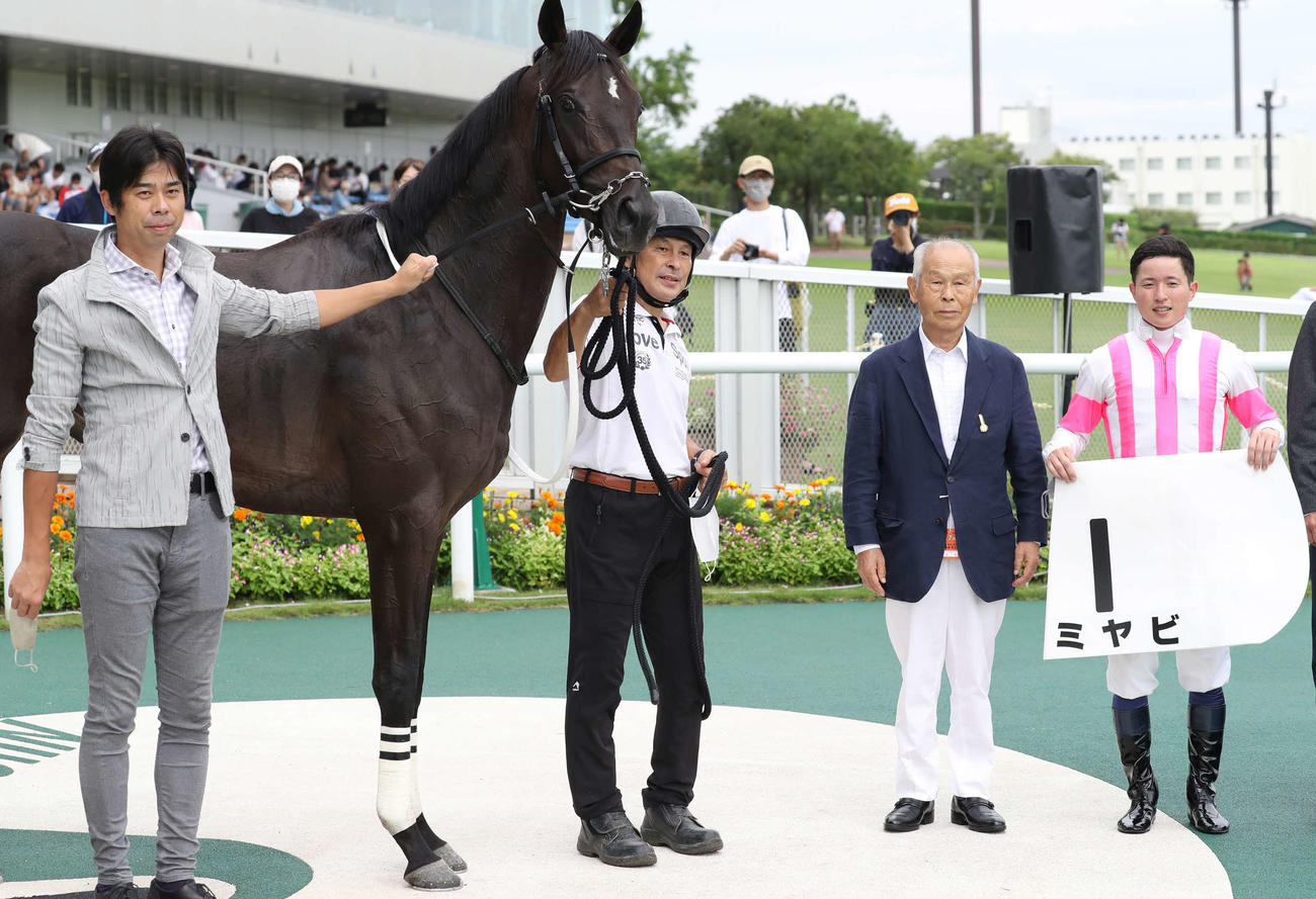 新潟5R、デビュー戦を快勝したミヤビの口取りをする尾形師（左端）と武藤騎手（右端）（撮影・丹羽敏通）