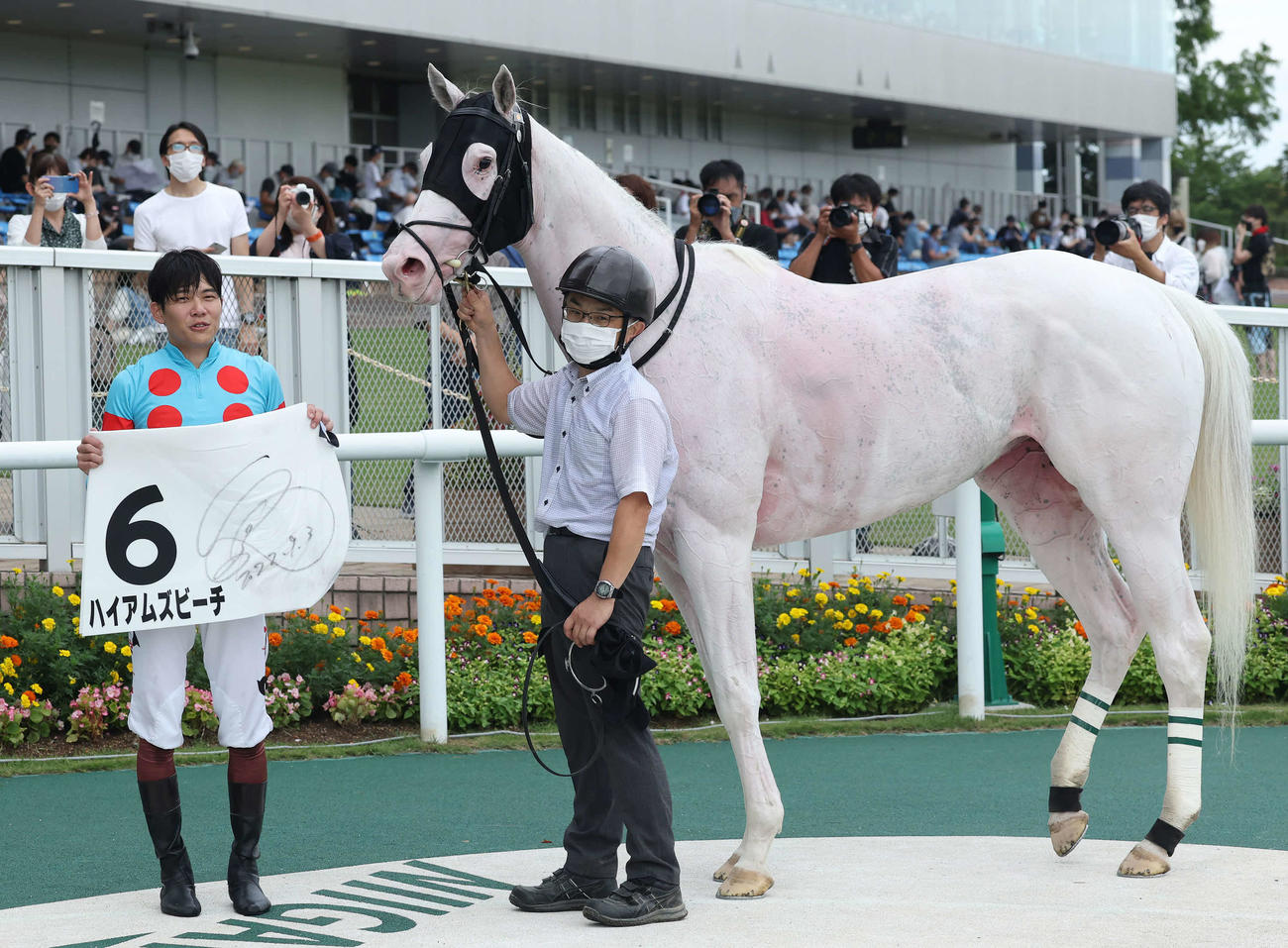 新潟8R、3歳上牝馬1勝クラスを制したハイアムズビーチの口取りをする三浦騎手（撮影・丹羽敏通）