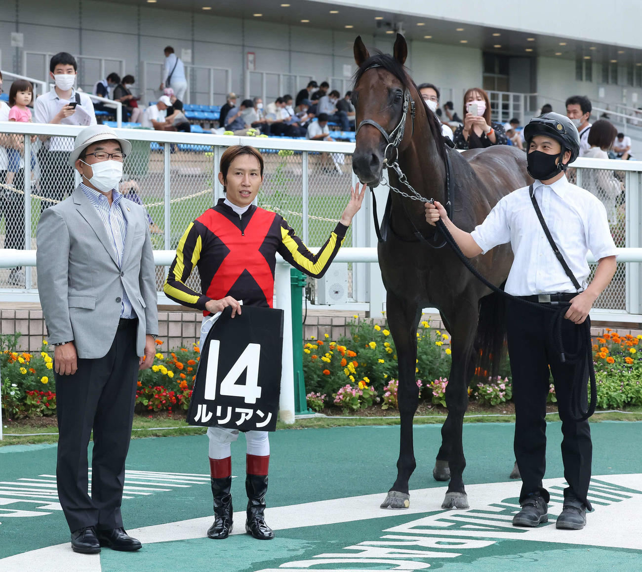 新潟11R、古町Sを制したルリアンの口取りをする田辺騎手（中央）（撮影・丹羽敏通）