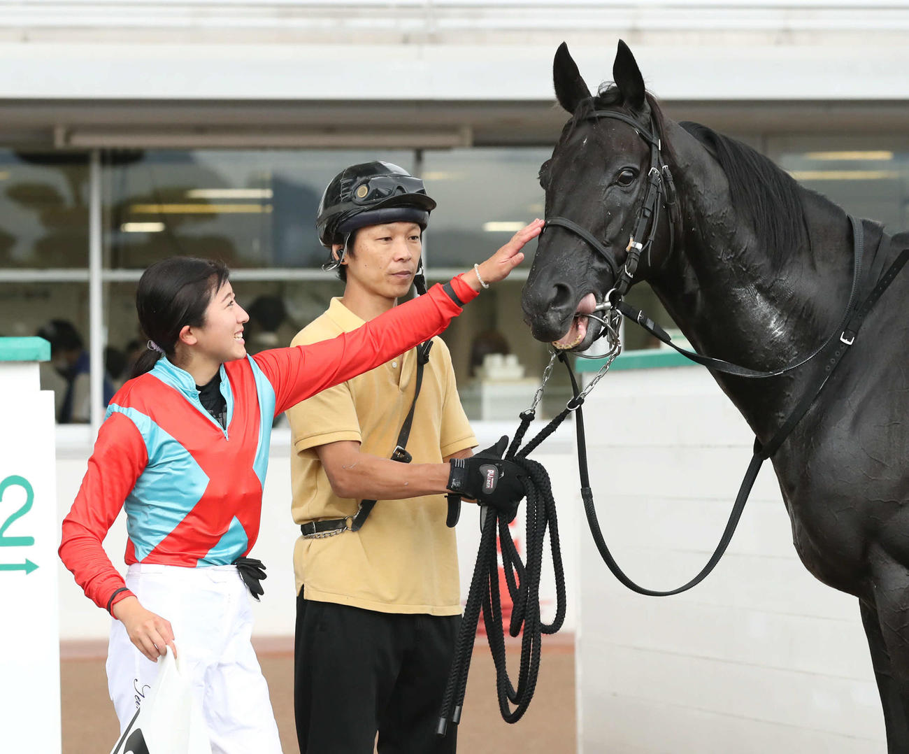 小倉12Rを制したハイエストポイントの顔をなでてねぎらう今村聖奈騎手（撮影・屋方直哉）