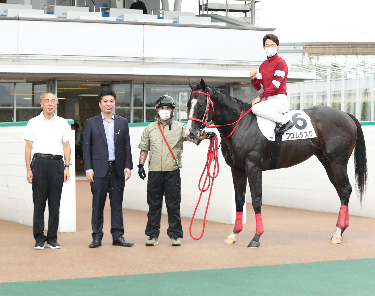 小倉5R 2歳新馬　1着のフロムダスクと松山弘平騎手（撮影・屋方直哉）