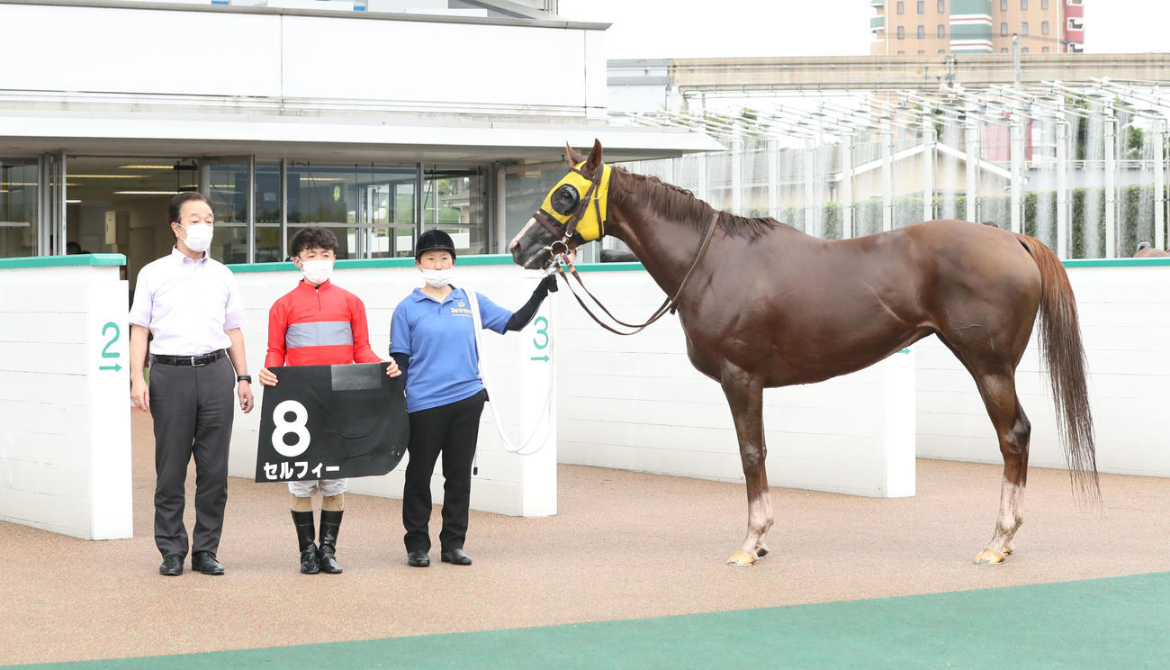 小倉11R　テレQ杯　1着のセルフィーと松若風馬騎手（撮影・屋方直哉）