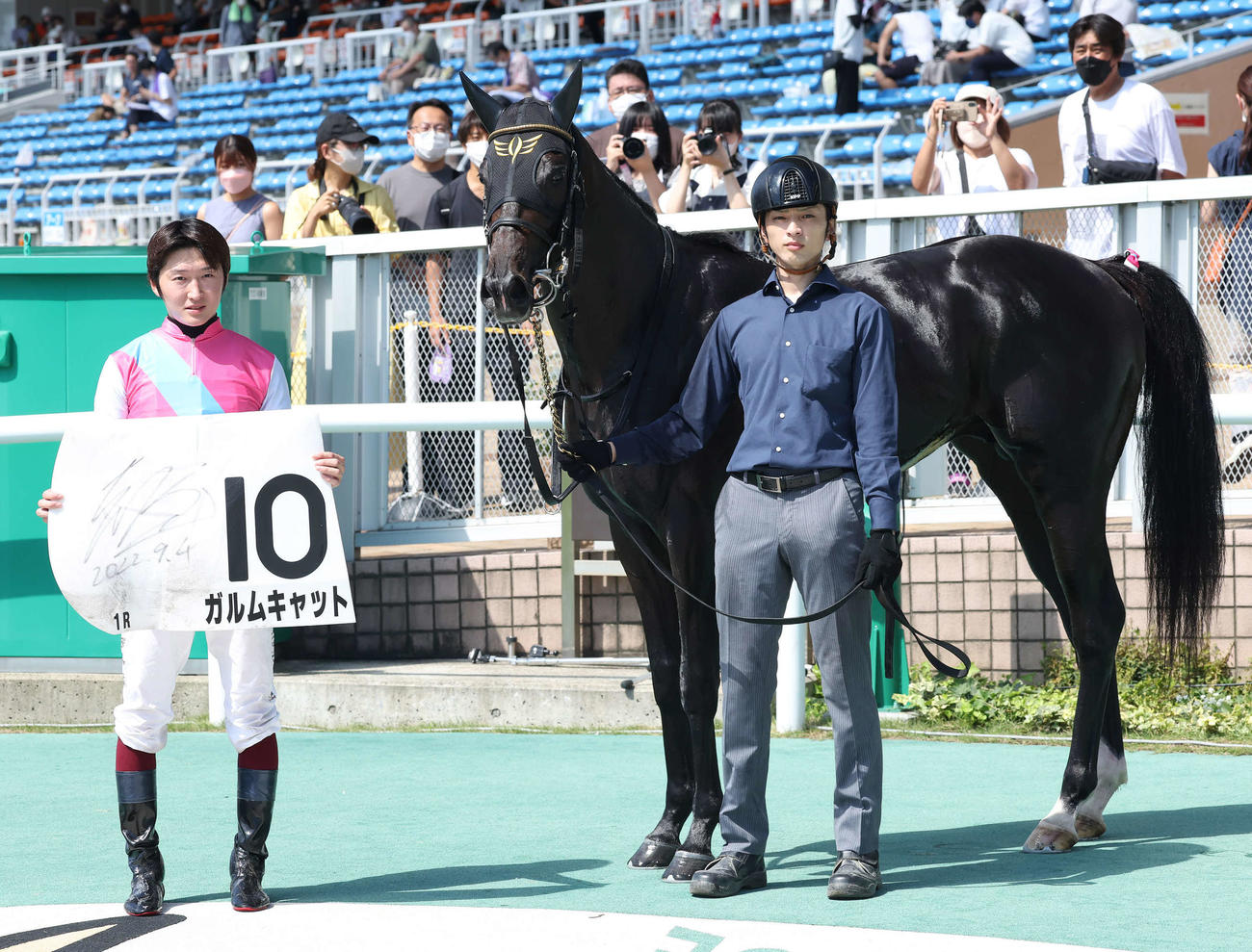 新潟1R、2歳未勝利戦を制したガルムキャットの口取りをする鮫島駿騎手（左）（撮影・丹羽敏通）