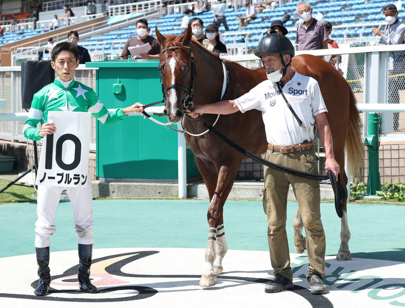 新潟2R、2歳未勝利戦を制したノーブルランの口取りをする津村騎手（左）（撮影・丹羽敏通）