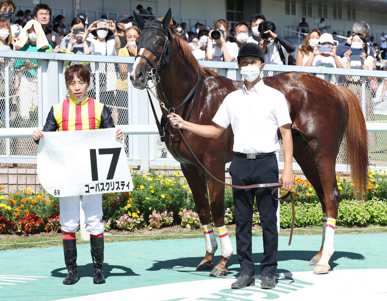 新潟6R、デビュー戦を制したコーパスクリスティの口取りをする池添騎手（左）（撮影・丹羽敏通）